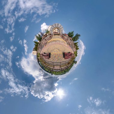 Mavi gökyüzünde güzel bulutları olan küçük yeşil bir gezegen. Küresel panoramanın 360 derece dönüşümü. Küresel soyut hava görüntüsü. Uzayın eğriliği.