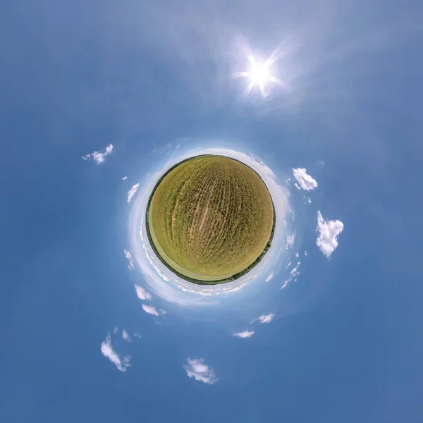 Verde Diminuto Planeta Cielo Azul Con Hermosas Nubes Transformación Del —  Fotos de Stock