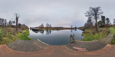 Tam küresel hdri panorama 360 derecelik açıyla göldeki ahşap iskele, eski terk edilmiş sahne debarkader, zirve eşdörtgen projeksiyonuyla, hazır VR AR sanal gerçeklik içeriği