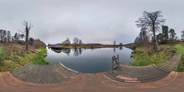 Tam Küresel Hdri Panorama 360 Derecelik Açıyla Göldeki Ahşap Iskele — Stok fotoğraf