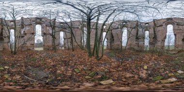 Terk edilmiş antik taşların içinde tam dikişsiz küresel hdri panorama 360 derece çatısı olmayan çalılar ve ağaçlarla kaplı kilisenin yıkık dökük binası. VR AR içeriği