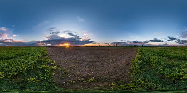 秋天傍晚时分 农田间的全天候球面全景全景360度 日落前 乌云密布 呈等长方形 可满足Vr Ar的要求 — 图库照片