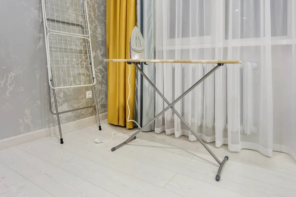 白い部屋のアイロン台の現代の鉄 — ストック写真