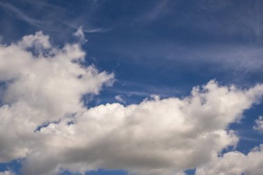 Güzel bulutlu mavi gökyüzü manzarası. Gökyüzü değişimi için kullan