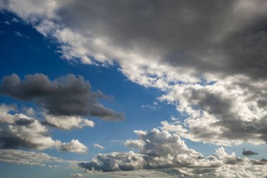 Güzel bulutlu mavi gökyüzü manzarası. Gökyüzü değişimi için kullan