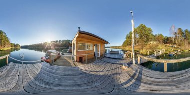 Tam küresel hdri panorama 360 derecelik açıyla ağaçtan iskelenin yakınındaki ormanın sularına inen sahnenin manzarası. Zirveye eşit dikdörtgen projeksiyonla, hazır VR AR içeriği..