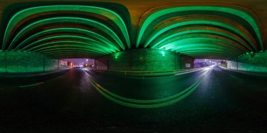 Eksiksiz küresel hdri panorama 360 derecelik açıyla beton köprünün altındaki hiçbir trafik otoyolu, eşit dikdörtgen projeksiyondaki yeşil spot ışığı altında görünmüyor. VR AR içeriği