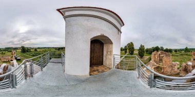 Tam kusursuz küresel hdri panorama 360 derecelik açıyla yıkılmış şatonun sağ kalan kulesinin Zirve ve ve Nadir ile eş dörtgen projeksiyonuna yakın, sanal gerçeklik içeriğine hazır.