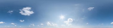 Açık mavi gökyüzü ve beyaz güzel bulutlar. 3D grafiklerde ya da oyun geliştirmede gökyüzü kubbesi olarak kullanılmak ya da insansız hava aracı görüntüsünü düzenlemek için 360 derecelik kusursuz hdri panorama görünümü ile doruk noktası