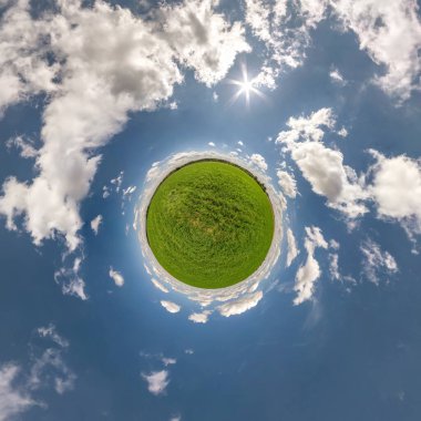 Mavi gökyüzünde güneşli ve güzel bulutlu küçük bir gezegen. Küresel panoramanın 360 derece dönüşümü. Küresel soyut hava görüntüsü. Uzayın eğriliği.