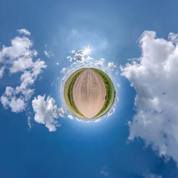 Apró Bolygó Kék Égen Napsütéssel Gyönyörű Felhőkkel Átalakítása Gömb Panoráma — Stock Fotó