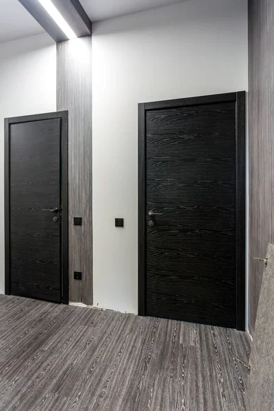 Μαύρη Ξύλινη Πόρτα Σκούρο Χρώμα Για Μοντέρνο Εσωτερικό Και Διαμερίσματα — Φωτογραφία Αρχείου