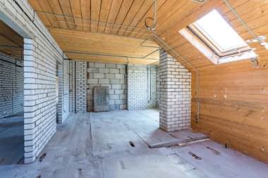 Evin içi boştu. Tamiri yoktu. Ahşap döşeme ve tuğla duvarda.