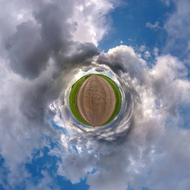 Mavi gökyüzünde güneşli ve güzel bulutlu küçük bir gezegen. Küresel panoramanın 360 derece dönüşümü. Küresel soyut hava görüntüsü. Uzayın eğriliği.