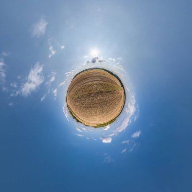 Mavi gökyüzünde güneşli ve güzel bulutlu küçük bir gezegen. Küresel panoramanın 360 derece dönüşümü. Küresel soyut hava görüntüsü. Uzayın eğriliği.