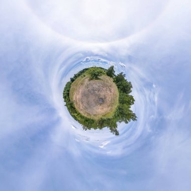 Mavi gökyüzünde güneşli ve güzel bulutlu küçük bir gezegen. Küresel panoramanın 360 derece dönüşümü. Küresel soyut hava görüntüsü. Uzayın eğriliği.