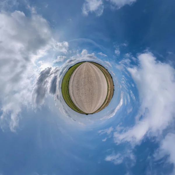 Maličká Planeta Modré Obloze Sluncem Krásnými Mraky Transformace Sférického Panoramatu — Stock fotografie