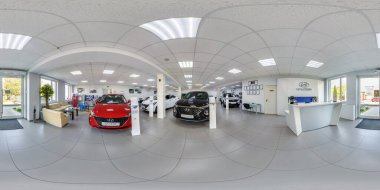GRODNO, BELARUS - MARCH, 2019: tam dikişsiz küresel hdri panorama 360 derece açılı iç modern araba merkezi manzaralı eş dikdörtgen projeksiyon. Sanal gerçekliğe hazırım.