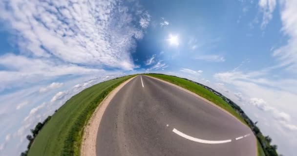 Rotación Circular Del Hemisferio Tierra Carretera Asfaltada Entre Campo Verde — Vídeo de stock