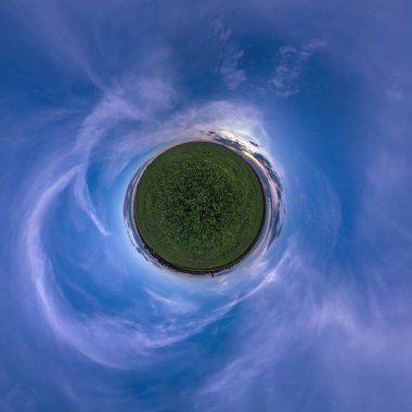 Küresel panorama 360 derecelik yeşil gezegen dönüşümü. Küresel soyut hava görüntüsü koyu mavi akşam gökyüzü ile tarlada. Uzayın eğriliği.