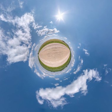 Mavi gökyüzünde, güneşli ve güzel bulutlu küçük yeşil bir gezegen. Küresel panoramanın 360 derece dönüşümü. Küresel soyut hava görüntüsü. Uzayın eğriliği.