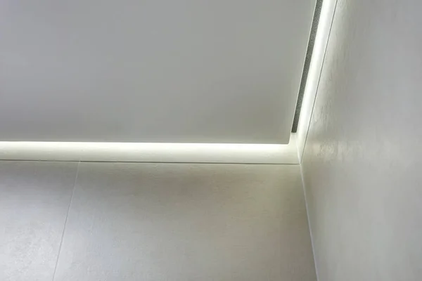 Tecto Suspenso Com Lâmpadas Manchas Halogéneo Construção Drywall Sala Vazia — Fotografia de Stock