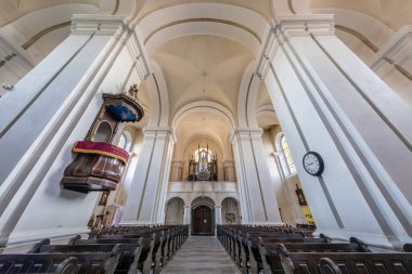 BELARUS - AĞUSTOS 2019: İç kubbe ve eski gotik veya barok bir katolik kilise tavanına bakmak ve mahzencilik ve sunak