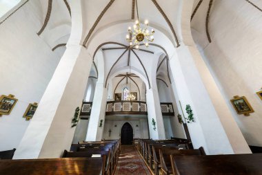 BELARUS - AĞUSTOS 2019: İç kubbe ve eski gotik veya barok bir katolik kilise tavanına bakmak ve mahzencilik ve sunak