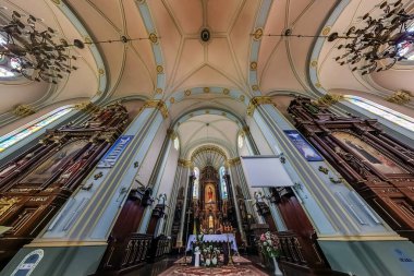 BELARUS - AĞUSTOS 2019: İç kubbe ve eski gotik veya barok bir katolik kilise tavanına bakmak ve mahzencilik ve sunak