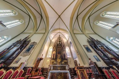 BELARUS - AĞUSTOS 2019: İç kubbe ve eski gotik veya barok bir katolik kilise tavanına bakmak ve mahzencilik ve sunak