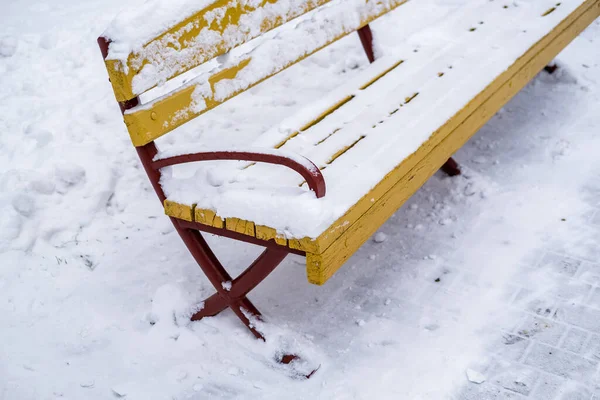 Κίτρινα Ξύλινα Παγκάκια Πάρκο Καλύπτονται Χιόνι — Φωτογραφία Αρχείου