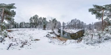 Kış tam küresel hdri panorama 360 derecelik açıyla küçük bir nehrin kıyısındaki karlı bir parkta eşkenar açılı projeksiyon. VR AR içeriği
