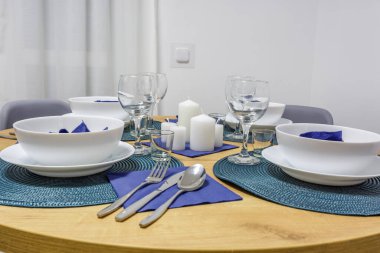 Modern lüks misafir odasının stüdyo dairelerinde çatal bıçak ve mumlarla servis edildi. samimi atmosfer