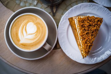 Bir kafede kapuçino ve bir dilim kek.