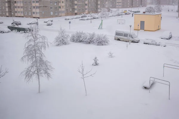 Покрытая Снегом Парковка Дворе Многоэтажного Дома — стоковое фото