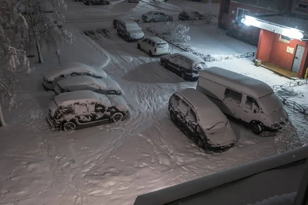 在多层区域的庭院里 被雪覆盖的通宵停车场 — 图库照片
