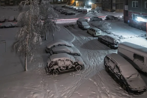 Καλυμμένος Χιόνι Νυχτερινός Χώρος Στάθμευσης Στην Αυλή Πολυόροφου Χώρου — Φωτογραφία Αρχείου