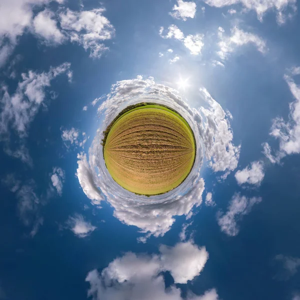 Maličká Planeta Modré Obloze Sluncem Krásnými Mraky Transformace Sférického Panoramatu — Stock fotografie