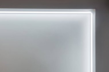 Halojen lambalı asma tavan ve boş bir oda ya da evde alçıpan inşaatı. Gergin tavan beyaz ve karmaşık şekil.