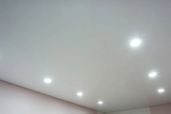 Langit Langit Tergantung Dengan Lampu Titik Halogen Dan Konstruksi Drywall — Stok Foto