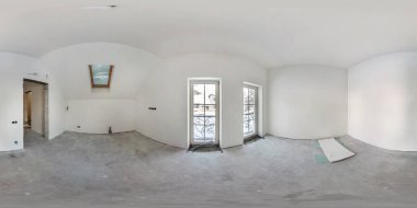 Mansard 'ın tamirsiz ve mobilyasız olduğu boş beyaz bir oda. Tam küresel hdri panorama 360 derece modern dairelerin iç odalarında eş dikdörtgen projeksiyonlu.
