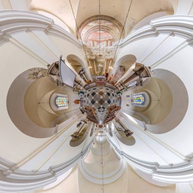 GOLSHANY, BELARUS - AĞUSTOS 2020: küresel panorama 360 derecenin soyut küçük gezegen dönüşümü. Katolik barok kilisesinin küresel görüntüsü. Uzayın eğriliği.