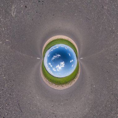 Küresel panoramanın küçük mavi gezegen dönüşümünün 360 derece tersi. Muhteşem güzel bulutlarla dolu yolda küresel soyut hava manzarası. Uzayın eğriliği.