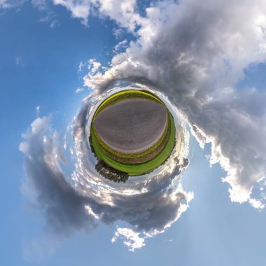 Asfalt yoldaki küçük gezegen mavi gökyüzünde güneş ve güzel bulutlarla. Küresel panoramanın 360 derece dönüşümü. Küresel soyut hava görüntüsü. Uzayın eğriliği.