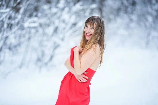 Красива Усміхнена Впевнена Молода Жінка Гарне Обличчя Червоній Сукні Дивиться — стокове фото