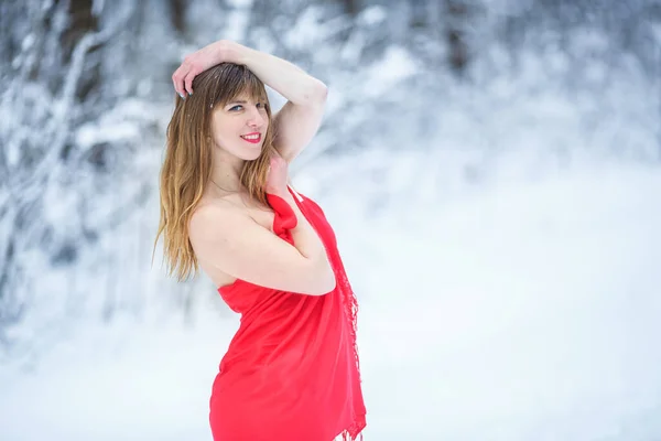 Красива Усміхнена Впевнена Молода Жінка Гарне Обличчя Червоній Сукні Дивиться — стокове фото