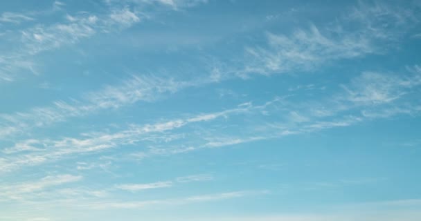 Timelapse Van Blauwe Lucht Achtergrond Met Kleine Stratus Cirrus Gestreepte — Stockvideo