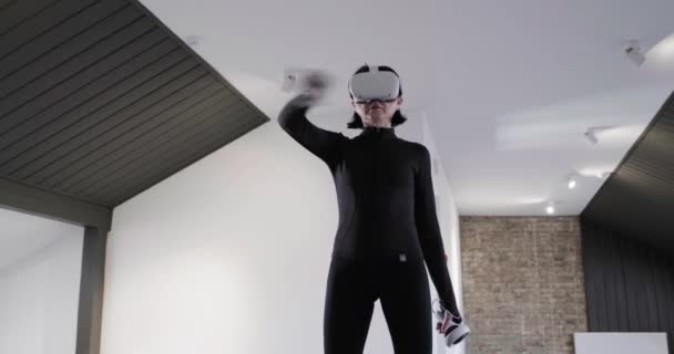Frau Mit Drahtloser Virtual Reality Brille Spielt Spiele — Stockvideo