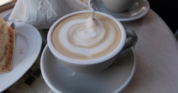 人的手搅拌杯热咖啡 新鲜早茶关门了 倒转时间 — 图库视频影像