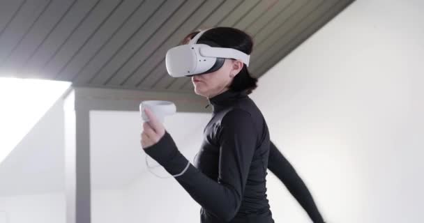 ワイヤレス360ビューの仮想現実ヘッドセットゲームで女性 3D空間で映画 旅行やエンターテイメントを見るための3Dデバイスガジェット — ストック動画